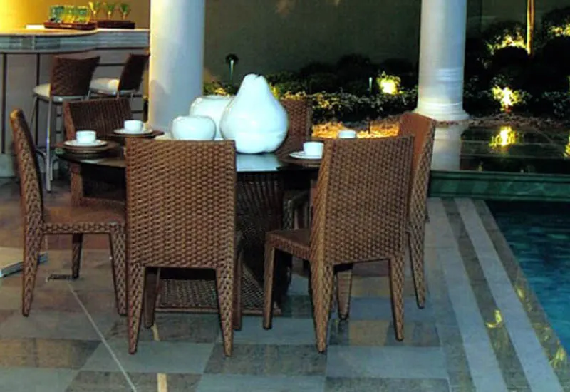 Área externa com mesa e pedras