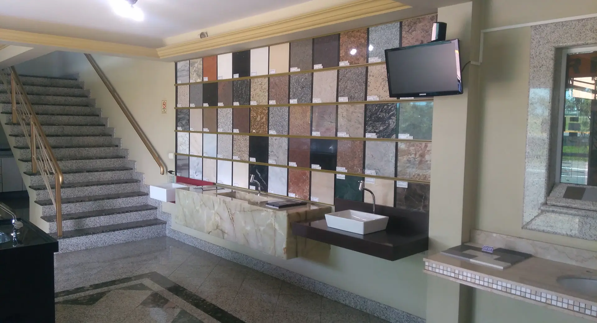 Acabamento em mármore e granito